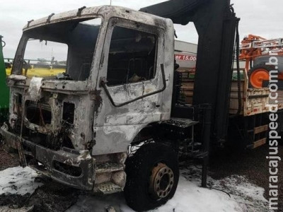 Caminhão pega fogo em empresa e chamas atingem carro e máquina