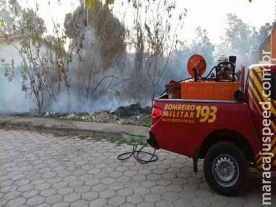 Corpo de Bombeiros combate incêndio em terreno abandonado em Corumbá Corpo de Bombeiros combate incêndio em terreno abandonado em Corumbá