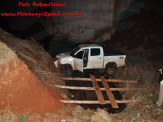Maracaju: Condutor de caminhonete Hilux tenta inaugurar viaduto e caminhonete fica encavalada em buraco