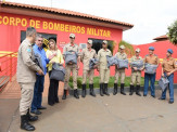 Prefeito Maurílio e primeira dama Leila Azambuja entregam presentes a militares do Corpo de Bombeiros