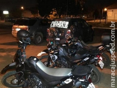 Trio atira, faz refém e amarra jovem em terreno para roubar caminhonete Trio atira, faz refém e amarra jovem em terreno para roubar caminhonete