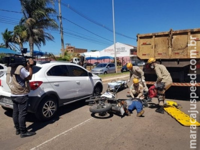 Acidente deixa motocicleta da PM debaixo de carro na Zahran