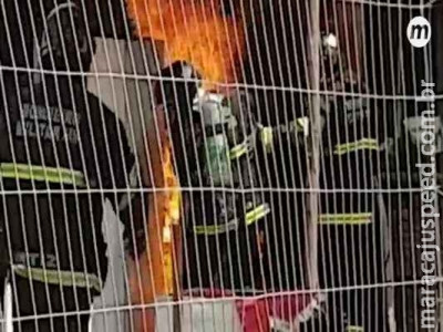 Após briga de casal, residência é destruída por incêndio em Campo Grande Após briga de casal, residência é destruída por incêndio em Campo Grande