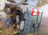 Maracaju: PMRv Base Vista Alegre recupera veículo furtado que estava capotado no interior de lagoa
