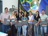 Militares e civis de Maracaju recebem o Kit Bombeiros através das mãos da 1ª Dama Leila Azambuja