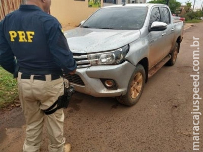 Motorista “fura” bloqueios da PRF e do Exército e abandona Hilux roubada