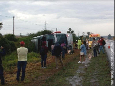 Ônibus tomba na BR-163 entre Caarapó e Dourados; Samu e CCRVia estão no local