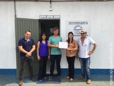 Secretária de Desenvolvimento entrega Título de Registro para entreposto de pescados em Maracaju