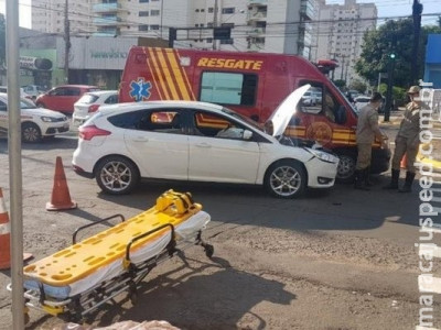 Acidente entre viatura e carro de passeio deixa avenida Mato Grosso interditada