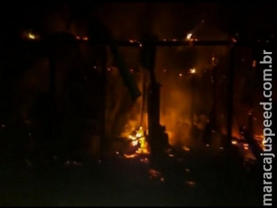 Incêndio destrói casa de madeira de vendedor ambulante