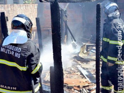 Cão morre em incêndio que destruiu casa, móveis e enxoval de bebê Cão morre em incêndio que destruiu casa, móveis e enxoval de bebê