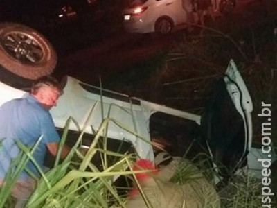Maracaju: Camionete S10 capota e condutor fica preso dentro do veículo no Bairro Alto Maracaju