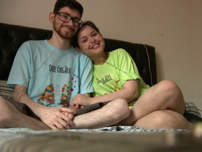 Após se conhecer pela internet, casal se muda à espera de um transplante de pulmão