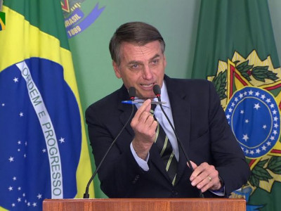  Bolsonaro assina decreto que flexibiliza a posse de armas no País 