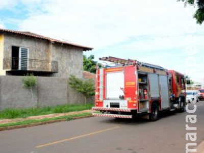 Criança ateia fogo em sofá e irmã fica cercada por fumaça