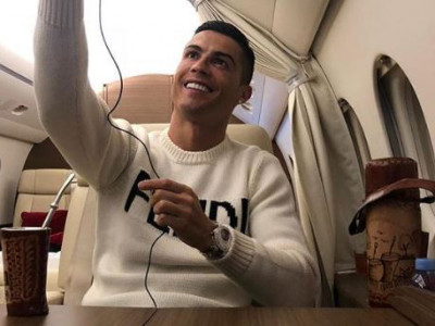 Cristiano Ronaldo posta foto com suposto tereré e causa polêmica na internet Cristiano Ronaldo posta foto com suposto tereré e causa polêmica na internet