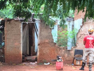 Incêndio destrói edícula em ponto de encontro de usuários de drogas Incêndio destrói edícula em ponto de encontro de usuários de drogas