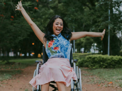 Jovem fica paraplégica ao colocar piercing e mostra sua recuperação nas redes sociais