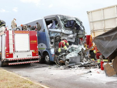  Motorista morre e cinco ficam feridos após ônibus bater em carreta parada na BR-163