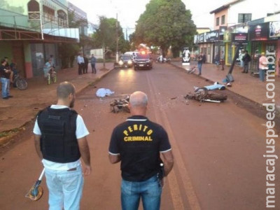 Colisão frontal entre motos em rua movimentada mata dois condutores