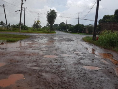 Lamaçal e pedras: sem asfalto, ruas ficam intransitáveis após chuvarada Lamaçal e pedras: sem asfalto, ruas ficam intransitáveis após chuvarada