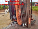 Maracaju: Caminhão Mercedes Benz tomba em mini anel deixando quase toda a carga na via