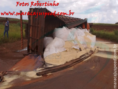 Maracaju: Caminhão Mercedes Benz tomba em mini anel deixando quase toda a carga na via