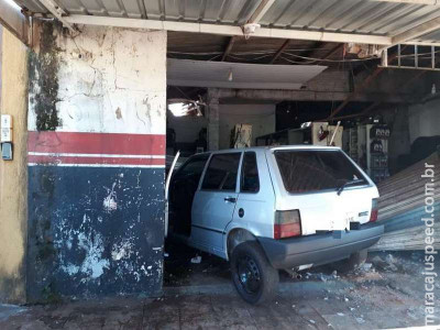 Após brigar com a mulher, motorista bêbado invade e destrói oficina na Monte Alegre