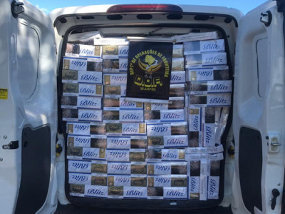DOF apreende dois veículos com cigarros do Paraguai DOF apreende dois veículos com cigarros do Paraguai