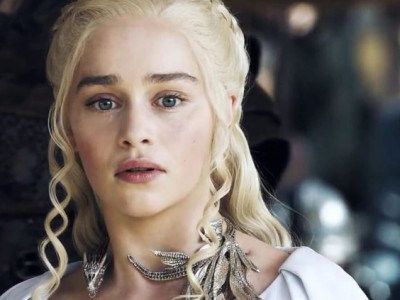 Emilia Clarke revela ter sofrido 2 aneurismas durante gravações de GOT Emilia Clarke revela ter sofrido 2 aneurismas durante gravações de GOT