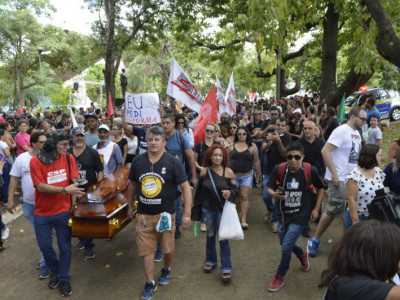 Mais de 10 mil trabalhadores de MS na manifestação contra reforma previdenciária pelas ruas da Capital