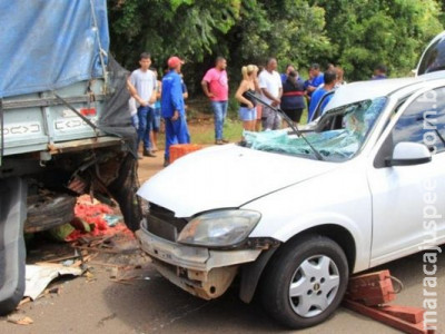 Motorista dorme ao volante e carro para sob caminhão estacionado Motorista dorme ao volante e carro para sob caminhão estacionado