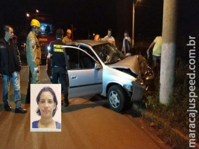 Professora morre após perder controle da direção e bater carro em poste Professora morre após perder controle da direção e bater carro em poste