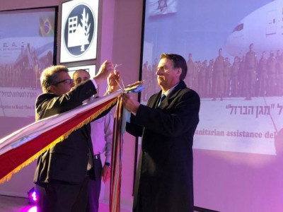 Bolsonaro condecora em Israel militares que trabalharam em Brumadinho