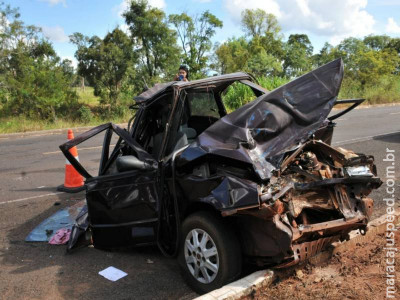 Carro fica destruído em acidente com outros três veículos pesados