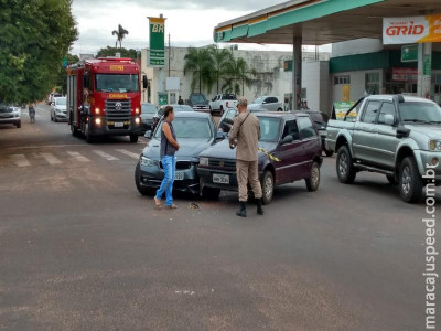 Idoso avança sinal vermelho e colide com BMW no Centro de Aquidauana