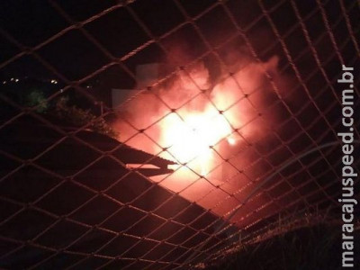 Incêndio assusta hóspedes e destrói depósito de hotel no bairro Amambaí