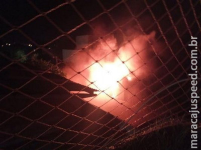 Incêndio assusta hóspedes e destrói depósito de hotel no bairro Amambaí Incêndio assusta hóspedes e destrói depósito de hotel no bairro Amambaí