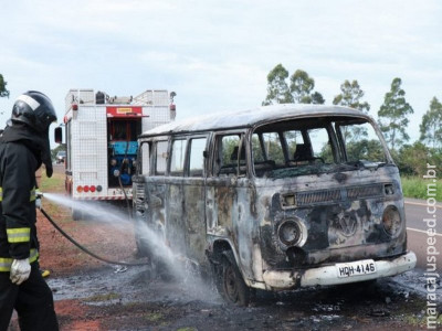 Kombi é destruída em incêndio na BR-163, em Campo Grande