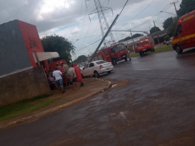 Motorista derruba poste de iluminação ao perder controle de carro Motorista derruba poste de iluminação ao perder controle de carro