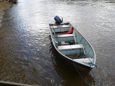 Polícia Militar Ambiental autua dois por pesca ilegal e apreende barco, motor, pescado e petrechos de pesca