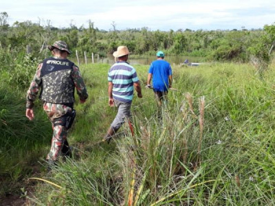 Polícia Militar Ambiental prende dois pescadores que tentam fugir por pescar com redes