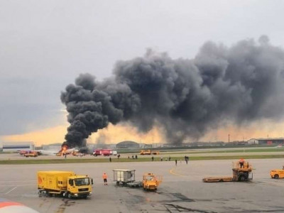 Avião que pegou fogo na Rússia foi atingido por raio, dizem passageiros Avião que pegou fogo na Rússia foi atingido por raio, dizem passageiros