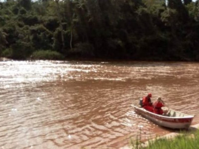 Bombeiros realizam busca por homem que se afogou no Rio Amambaí