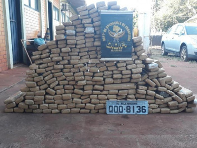 Condutor abandona veículo com droga após perceber o bloqueio policial do DOF Condutor abandona veículo com droga após perceber o bloqueio policial do DOF