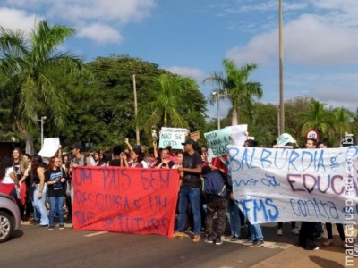 Estudantes interditam avenida em Três Lagoas em ato contra cortes de verba