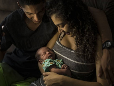 Grávida dá à luz em sala de parto iluminada apenas por celular durante apagão em hospital público