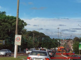 Maracaju: Acidente entre motocicleta e dois veículos no Centro deixa motociclista com lesão na perna 