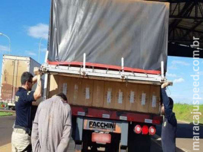 Motorista tenta fugir e acaba flagrado com 500 mil maços de cigarros Motorista tenta fugir e acaba flagrado com 500 mil maços de cigarros