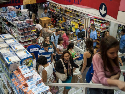 Percentual de famílias brasileiras endividadas cresce no país, diz CNC
